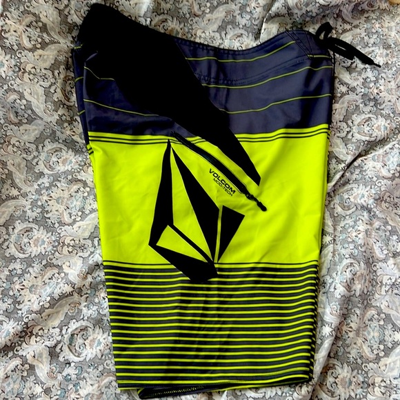 Volcom Lime Black & Gray Board Shorts With side zip pocket Size 33 - Picture 3 of 13